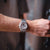 Reloj Citizen para hombre en la muñeca: esfera plateada con cronógrafo y brazalete de metal
