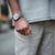 Citizen reloj de hombre en la muñeca lateral: caja plateada con pulsadores y correa