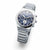 Reloj de hombre con esfera azul y brazalete de metal plateado, corona lateral.
