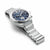 Vista lateral: reloj para hombre con esfera azul y brazalete de titanio plateado.
