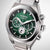 Reloj de titanio para hombre con esfera verde, marcadores luminosos, pulsadores de cronógrafo y caja de metal.