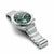 Reloj de titanio para hombre con esfera verde, disposición de cronógrafo y correa de eslabones metálicos.