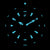 Esfera de reloj para hombre con índices y manecillas azules luminosos sobre fondo oscuro