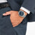 Reloj de hombre en la muñeca con esfera azul y pulsera de metal plateado