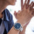 Pulsera de hombre en la muñeca con esfera azul y brazalete de acero inoxidable plateado