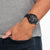 Reloj radio-controlado Citizen Promaster en la muñeca, correa de cuero negra, esfera oscura