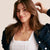 Collar dorado con varios colgantes, incluyendo la letra D