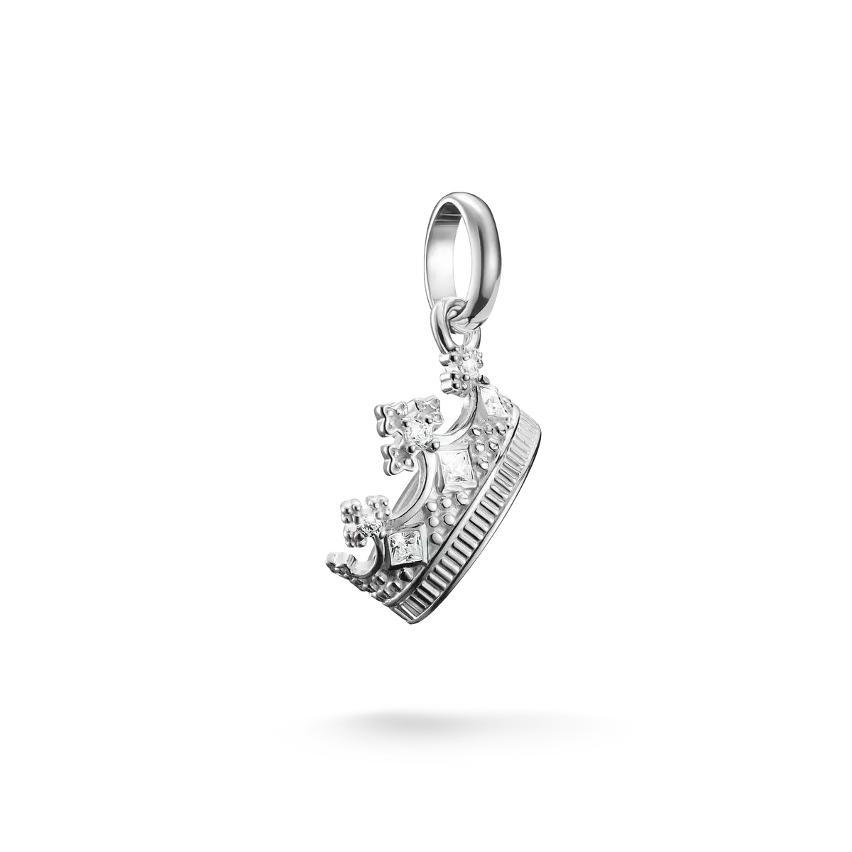 Colgante charm plateado con forma de corona, piedras blancas y ojal