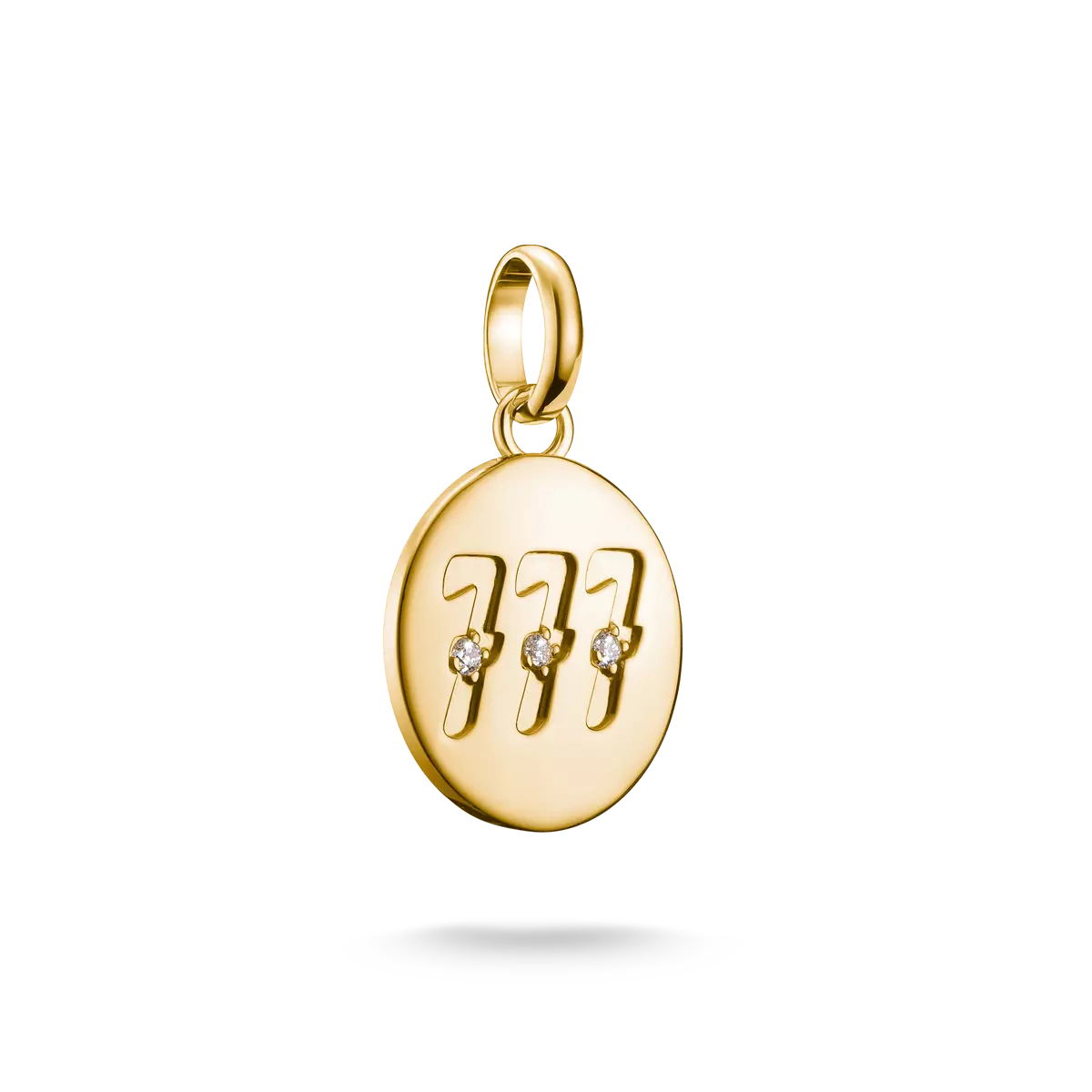 Colgante de bisutería en tono dorado con el número angelical 777 y tres piedras blancas
