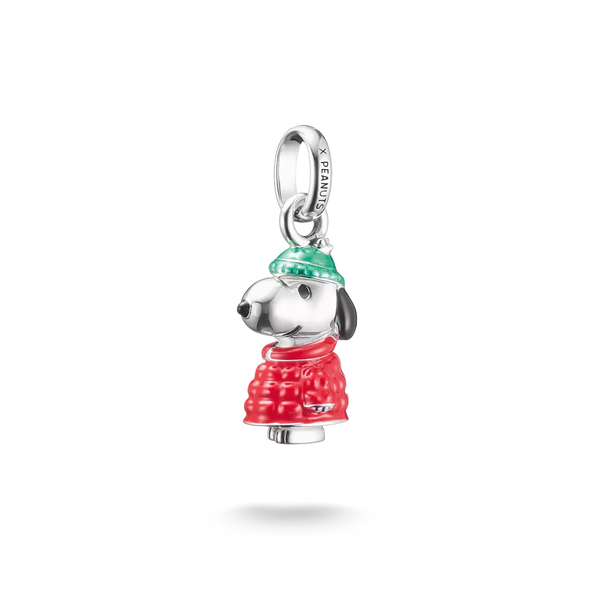 Charm Snoopy de invierno en plata de ley con abrigo rojo y cuello verde, esmalte