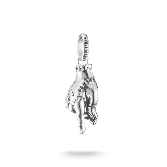 Colgante Charm de plata con mano en relieve y ojal para pulsera Connect