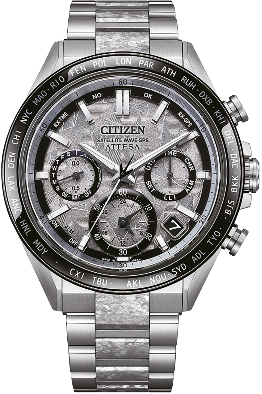 Reloj de hombre con pulsera de metal plateado y esfera plateada, subesferas de cronógrafo.