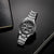 Pulsera de hombre vista frontal con brazalete de acero inoxidable y esfera negra, subesferas de cronógrafo
