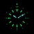 Reloj de hombre con esfera con marcadores y manecillas verdes luminosos