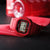 Casio G-Shock Digitaluhr, rotes Gehäuse und Armband, LCD-Anzeige mit Uhrzeit im Detail.
