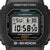 Herren Casio G-Shock Digitaluhr: Close-up des LCD-Displays mit Uhrzeit und PM