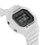 Casio G-SHOCK Herrenuhr schräg von oben, weißes Gehäuse mit Display