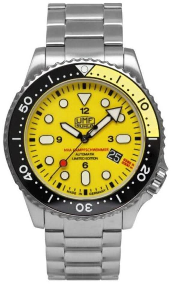 Reloj de hombre con correa de metal plateado y esfera amarilla, bisel de buceo