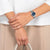 "Reloj de mujer con esfera azul en la muñeca, pulsera de acero inoxidable plateado"