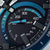 Esfera de reloj de pulsera para hombre en detalle: pantalla negra, acentos azules y escala hasta 400