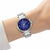 Reloj de mujer en la muñeca: esfera azul con índices de diamantes y pulsera de acero inoxidable