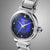 Vista lateral de reloj de mujer con esfera azul, bisel con diamantes y correa de acero inoxidable