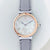 Reloj de mujer con correa de cuero gris, bisel en oro rosa y esfera clara con marcadores