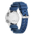 Vista trasera del reloj: pulsera de silicona azul con agujeros, fondo de acero inoxidable