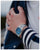 Casio Edifice Armbanduhr am Handgelenk mit blauem Zifferblatt und Metallarmband