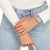Reloj de mujer en la muñeca con pulsera plateada y esfera azul claro