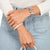 Reloj Citizen para mujer en la muñeca, pulsera de acero inoxidable plateada y esfera marrón