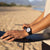 Luminox reloj de buceo en la muñeca con correa negra en la playa