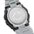 Casio G-Shock Gehäuserückseite mit Aufdruck und Schrauben, getragenes graues Band.