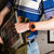 Casio G-Shock Uhr am Handgelenk, orangefarbenes Gehäuse am Handgelenk sichtbar