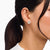 Pendientes de flor en la oreja: margarita plateada con centro amarillo