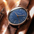 Reloj de hombre con esfera azul, caja en tono oro rosa y correa de piel marrón