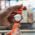 Reloj de hombre con pulsera textil naranja, esfera redonda blanca
