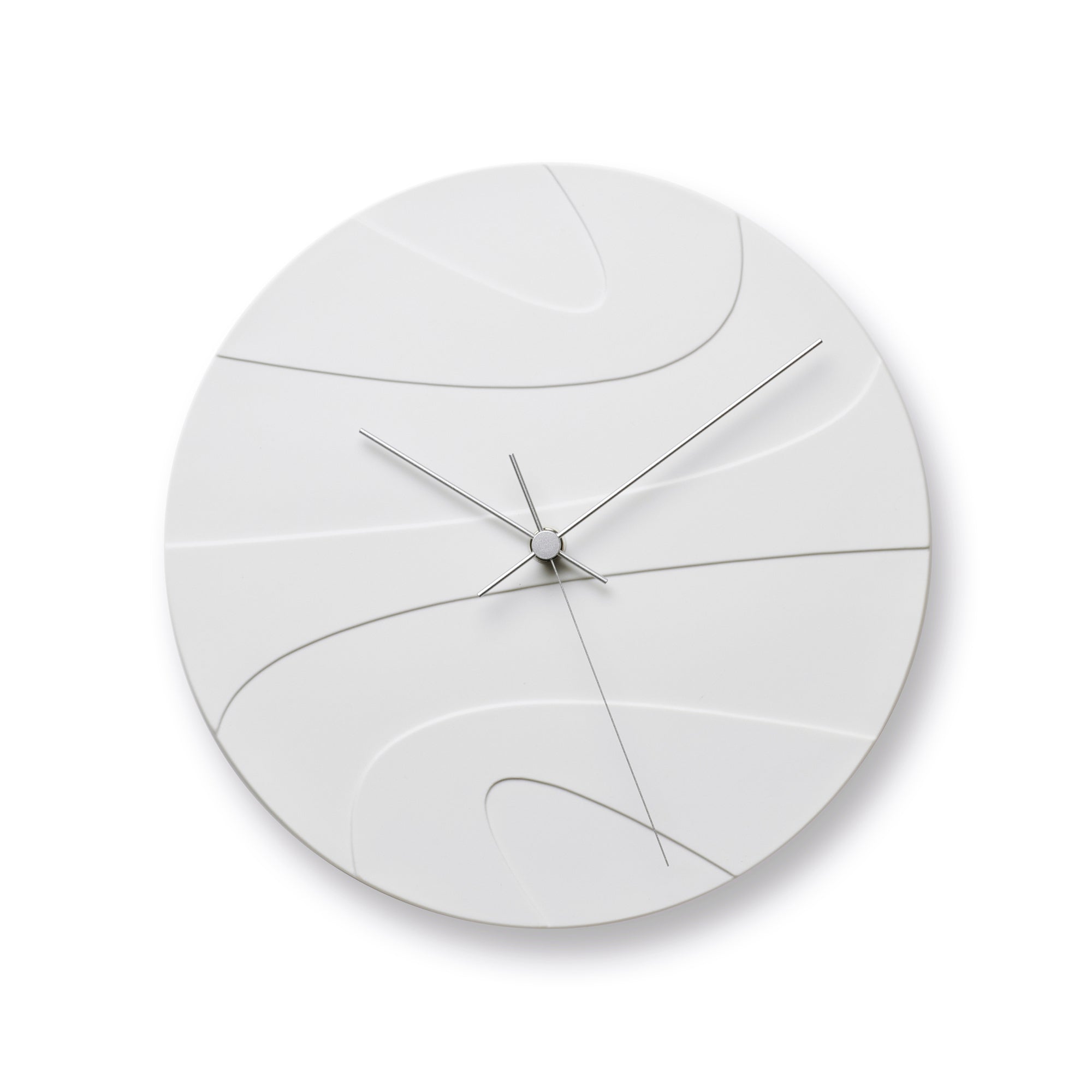 Weiße Wanduhr aus Porzellan mit linearen Wellenmotiven und Zeigern