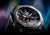Reloj de pulsera negro para hombre, vista en ángulo de la esfera con Tough Solar y Bluetooth