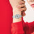 Reloj Casio para mujer en la muñeca con correa de metal plateado y pantalla digital