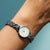 Reloj Bering para mujer en la muñeca con pulsera de metal plateado y esfera clara