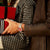 Pulsera de hombre Bulova en la muñeca con correa de metal y esfera roja