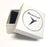 "Reloj de hombre en caja de regalo abierta: correa de cuero negra, logo en tapa blanca."