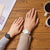 Casio Herrenuhr am Handgelenk, helles Armband und rundes Zifferblatt