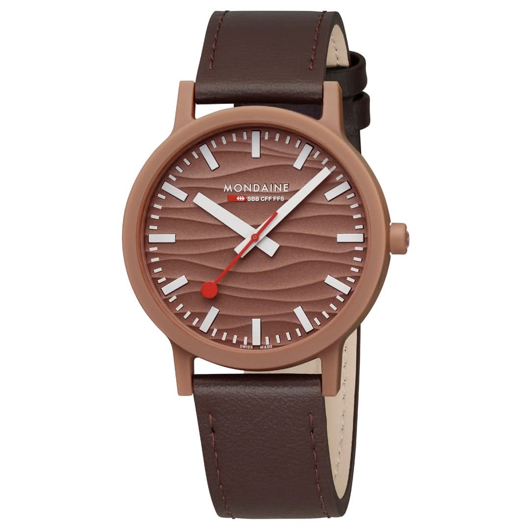 Reloj unisex Mondaine con correa de cuero marrón y caja redonda; esfera marrón con índices.