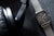 Herrenuhr am Armband, silbernes Mesh, quadratisches Gehäuse mit dunklem Zifferblatt