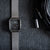 Herrenuhr: silbernes Mesh-Armband, dunkles Zifferblatt mit Mondphasenanzeige