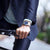 Reloj Citizen Series 8 para hombre en la muñeca con traje, esfera azul, correa de acero inoxidable