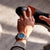 Pulsera de hombre en la muñeca con esfera azul y correa de cuero azul