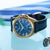 Reloj de pulsera para hombre con esfera azul, bisel dorado y correa de piel azul oscuro
